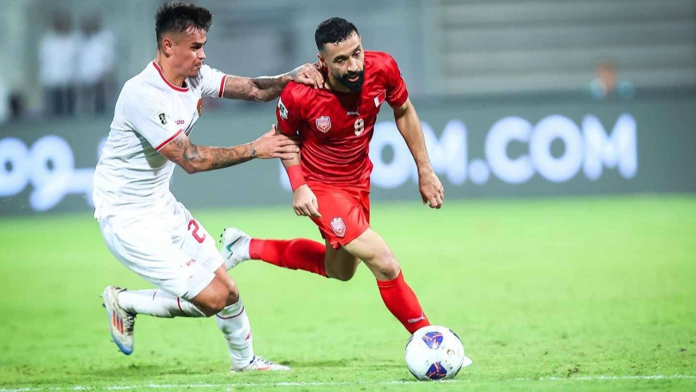 Pemain Timnas Indonesia, Mees Hilgers saat berhadapan dengan pemain Bahrain.