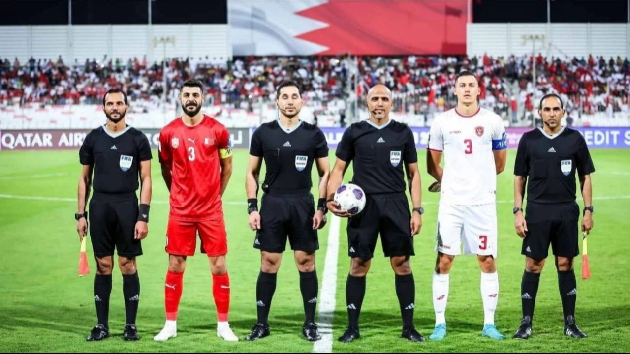 Wasit Ahmed Al Kaf dan jajaran sebelum memulai laga Bahrain versus Timnas Indonesia