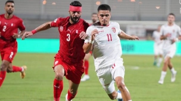 Pemain Timnas Indonesia, Ragnar Oratmangoen berhadapan dengan pemain Bahrain.