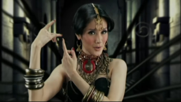 Mulan Jameela dalam video klip lagu Abracadabra