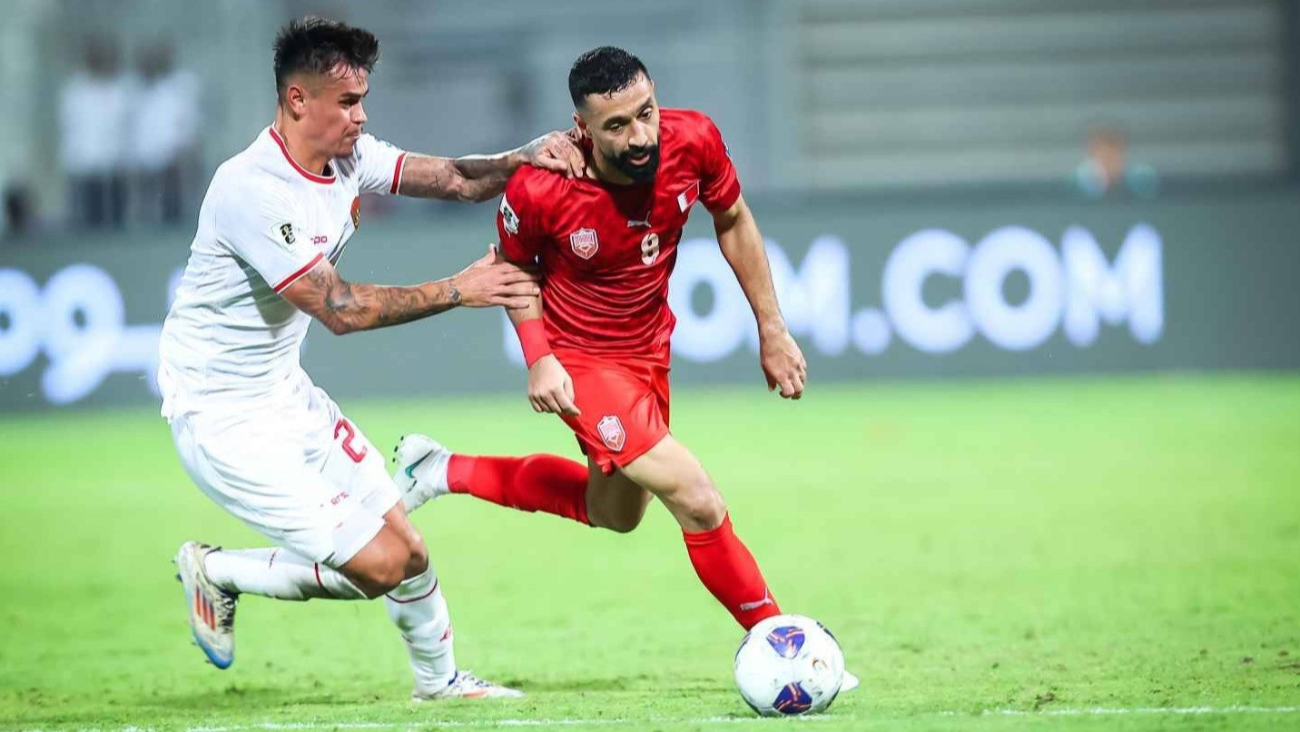 Pemain Timnas Indonesia, Mees Hilgers saat berhadapan dengan pemain Bahrain.