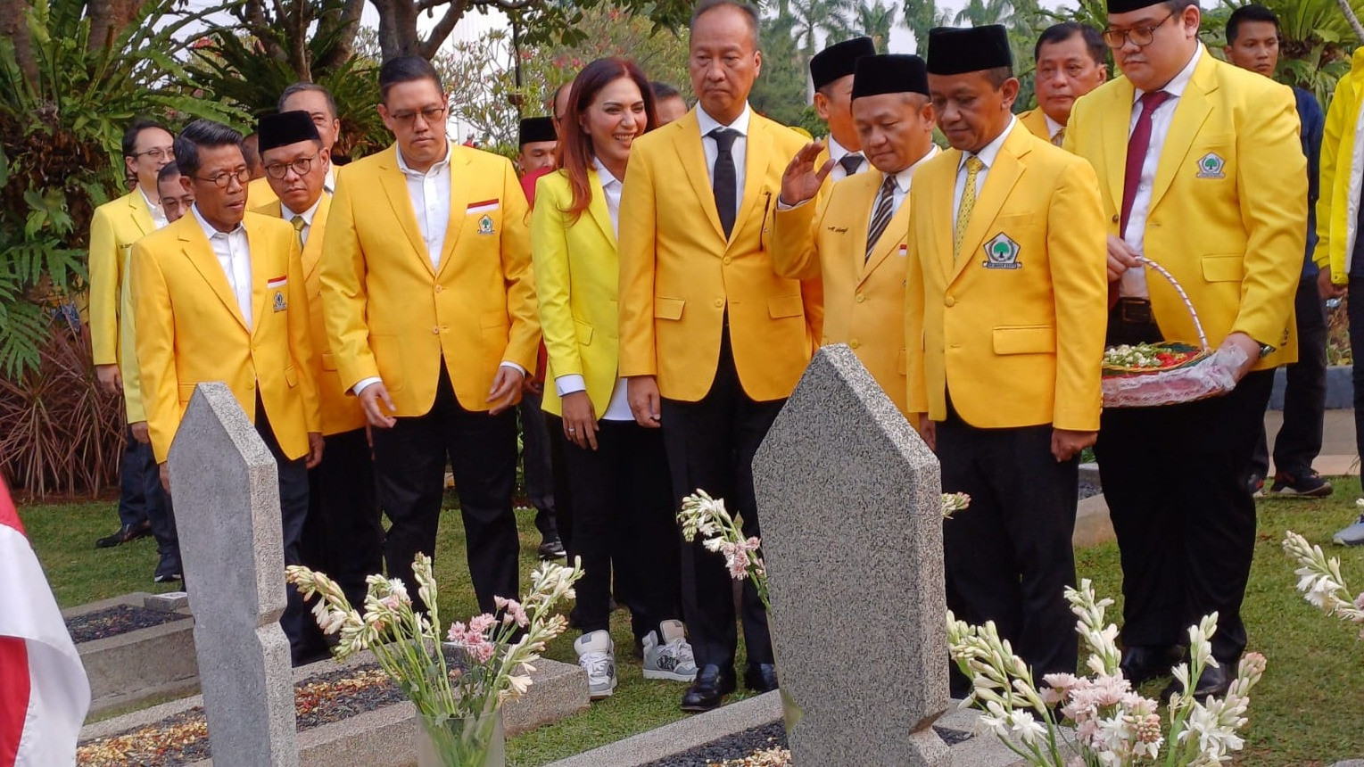 Partai Golkar Ziarah ke Taman Makam Pahlawan dalam Rangka HUT ke-60 Golkar.