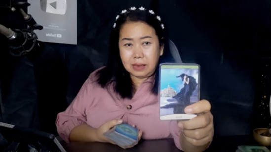 Jeng Nimas membacakan kartu tarot untuk Paula Verhoeven