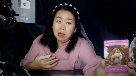 Jeng Nimas membacakan kartu tarot untuk Paula Verhoeven