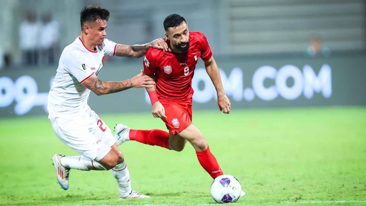 Pemain Timnas Indonesia, Mees Hilgers saat berhadapan dengan pemain Bahrain.