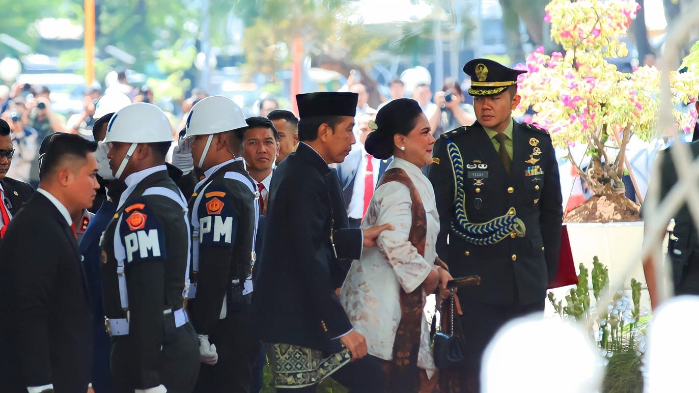 Presiden Jokowi dan ibu negara Iriana Jokowi tiba di Kompleks Gedung MPR/DPR RI