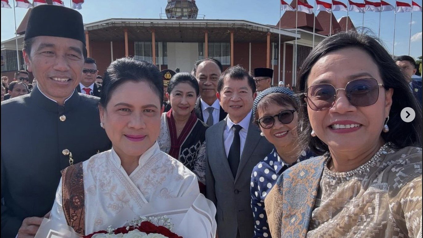 Tangkapan layar dari instagram Menteri Keuangan Sri Mulyani, @smindrawati, yang membagikan momen foto dengan Jokowi dan Iriana.