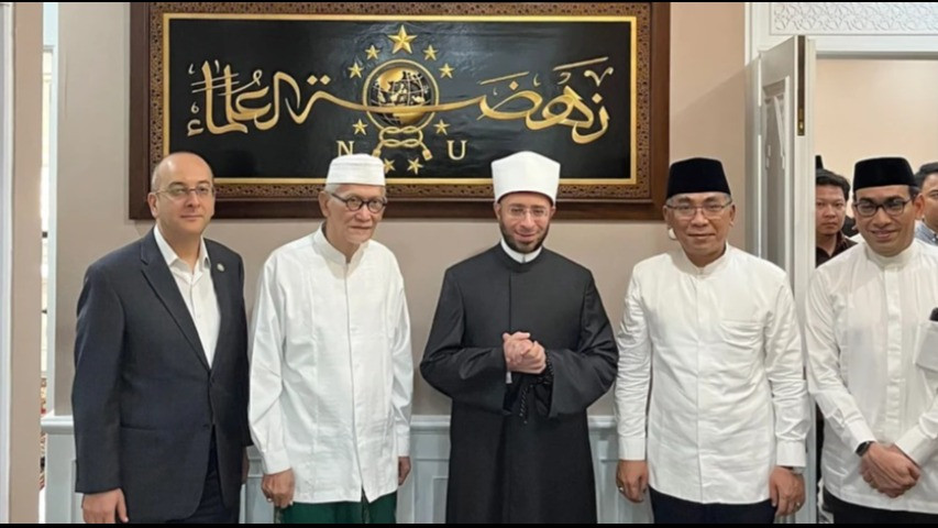 Menteri Agama (Menag) Mesir Syekh Usamah Sayyid Al-Azhari berpose bersama beberapa tokoh PBNU