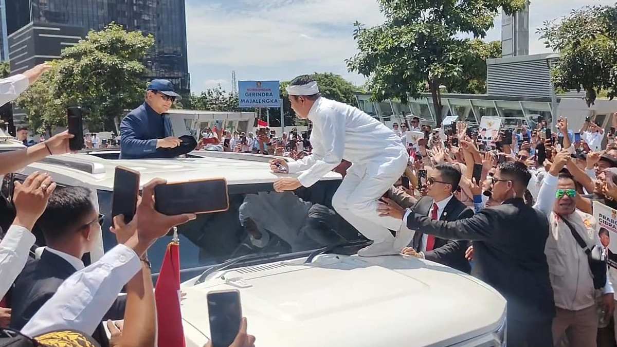 Cagub Jawa Barat, Dedi Mulyadi diminta naik ke atas mobil Presiden Prabowo