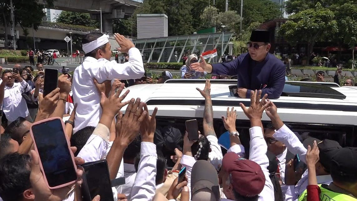 Cagub Jawa Barat, Dedi Mulyadi diminta naik ke atas mobil Presiden Prabowo