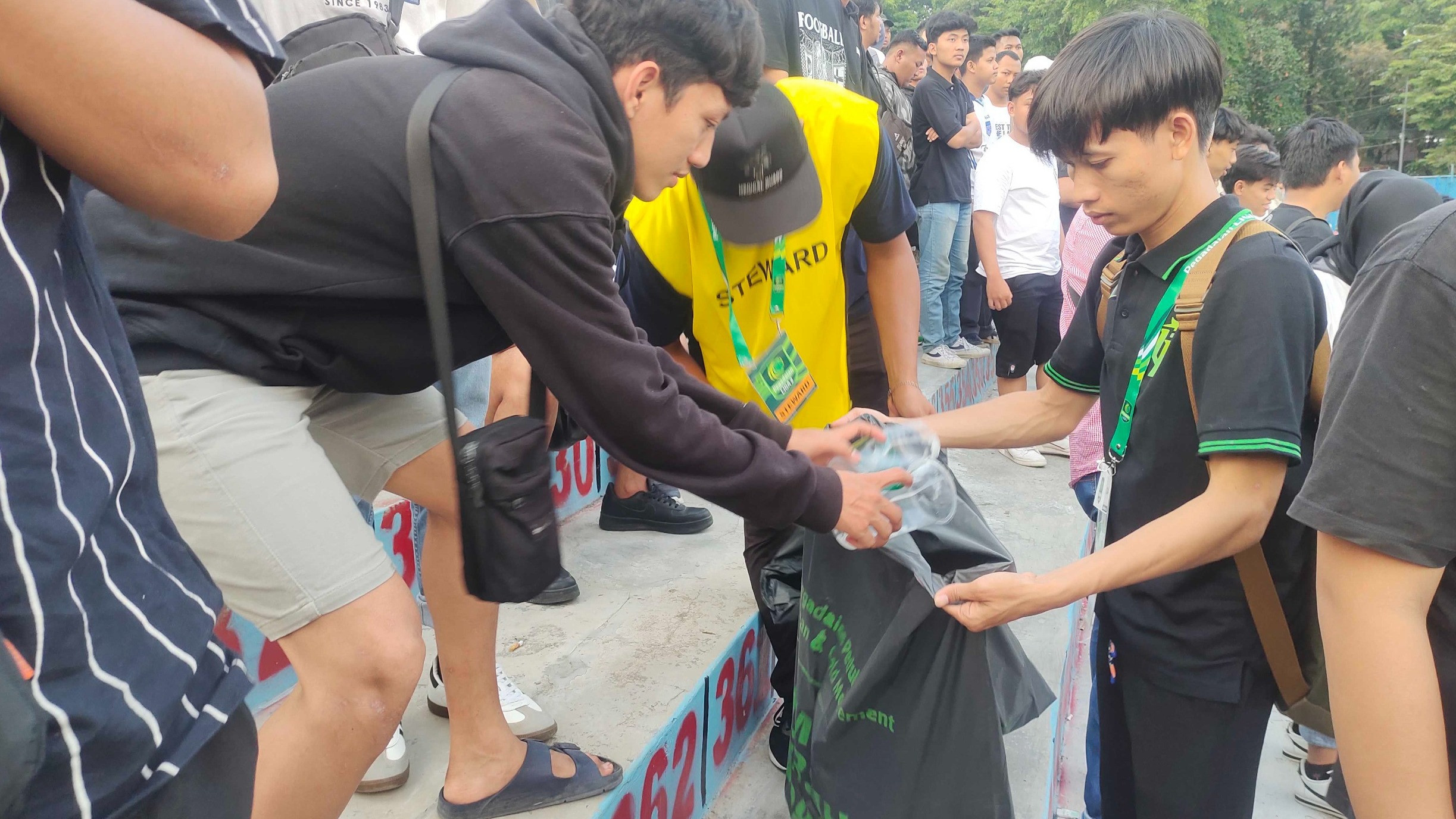 Pegadaian Ajak Bola Mania Jaga Kebersihan Stadion Melalui Program Behind Football Pegadaian Liga 2.