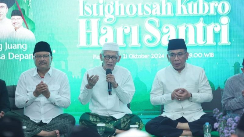 Ketua Umum PBNU KH Yahya Cholil Staquf (kanan), Rois Aam PBNU KH Miftachul Akhyar (tengah), dan Sekretaris Jenderal (Sekjen) PBNU Gus Ipul (kiri) dalam peringatan Hari Santri Nasional 2024