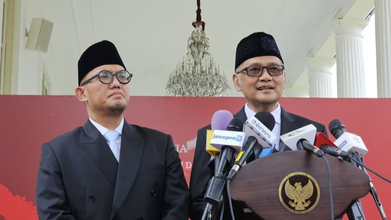 Kepala Badan Penyelenggara Haji, Moch. Irfan Yusuf (kanan) dan Wakil Kepala Badan Penyelenggara Haji, Dahnil Anzar Simanjuntak (kiri) saat bicara keinginan Presiden Prabowo Subianto di Jakarta