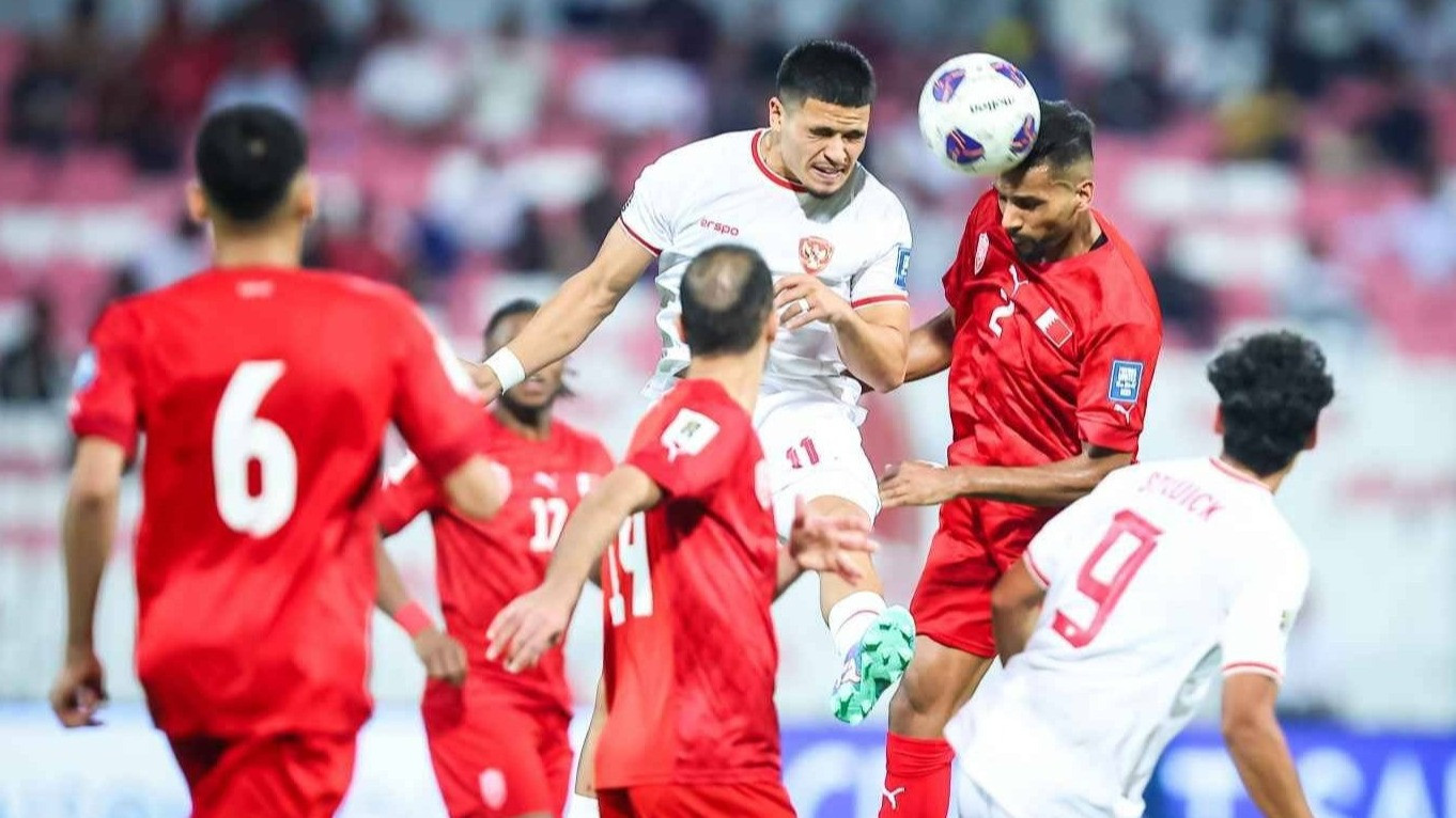 Pemain Timnas Indonesia, Ragnar Oratmangoen berhadapan dengan pemain Bahrain.