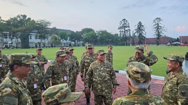 Presiden Prabowo Subianto saat memimpin kegiatan latihan baris berbaris yang diikuti para anggota Kabinet Merah Putih di lapangan Sapta Marga, Akmil, Magelang, Provinsi Jawa Tengah, Jumat (25/10/2024).