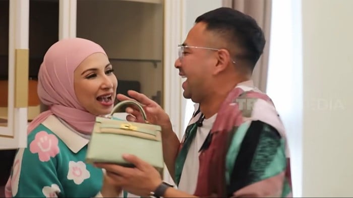 Raffi Ahmad dan Deswita Maharai di rumah Sarwendah