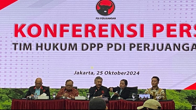 Ketua Tim Hukum PDIP Gayus Lumbuun bersama anggotanya di Kantor DPP PDIP, Jakarta Pusat, Jumat (25/10/2024).