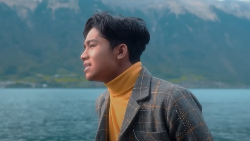 Betrand Peto di MV Lagu Setengah Hati