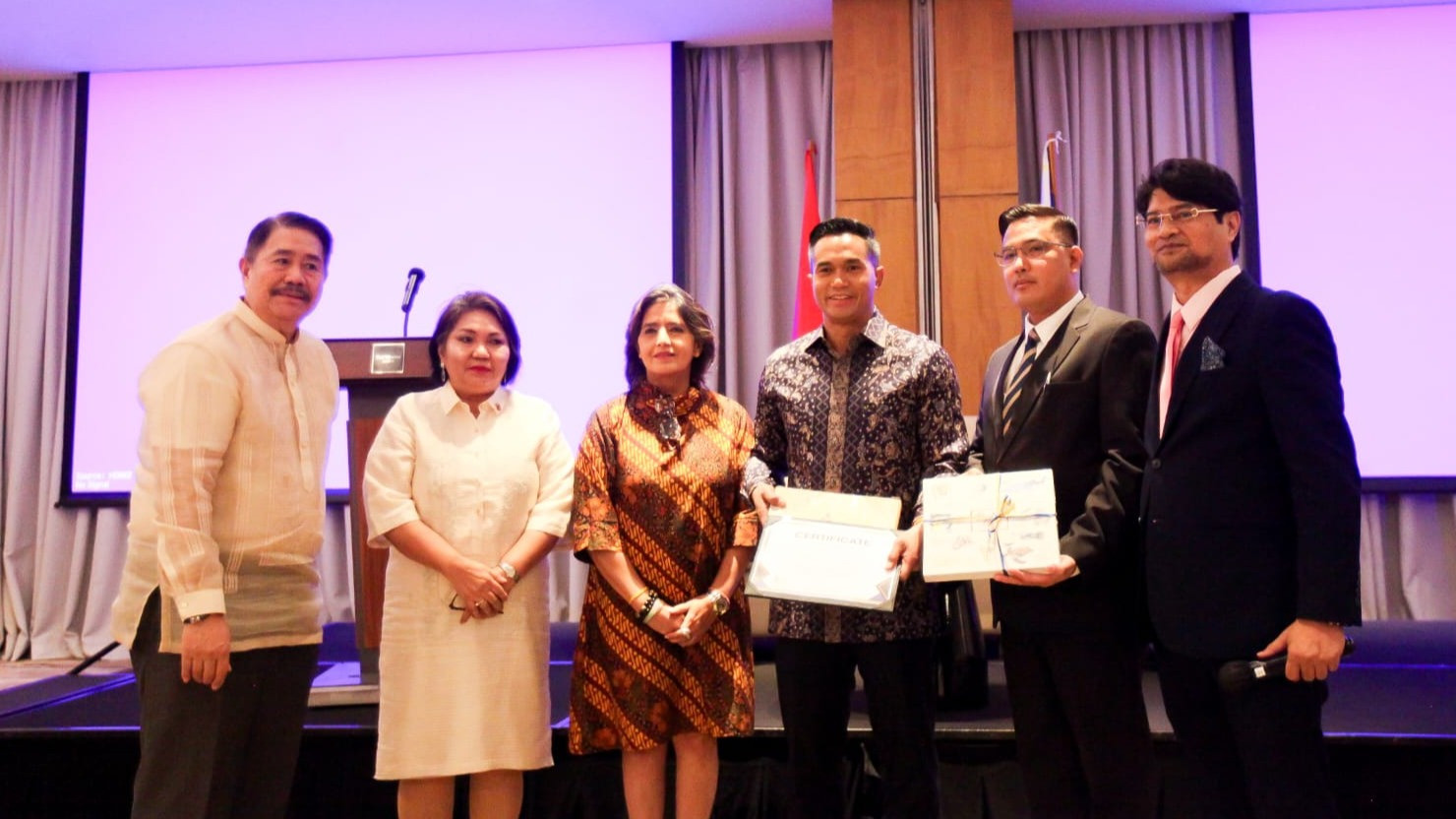 Ketum Kadin Anindya Bakrie seusai menjadi pembicara dalam diskusi West Philippine Sea: Impact on ASEAN Trade & Investment, di Westin Jakarta Hotel, Jakarta Selatan, Jumat (25/10/2024).