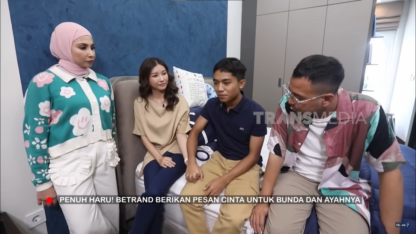 Betrand Peto Sambil Pegang Erat Tangan Sarwendah di Depan Raffi Ahmad Sampaikan Pesan Cinta Ini untuk Bundanya: Aku Mau Bilang...