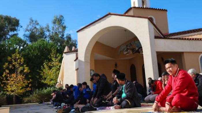 Witan Sulaeman dan jajaran Timnas Indonesia ibadah shalat Jumat di halaman gereja di Kompleks Masjid Garden of Tolerance, Turkiye