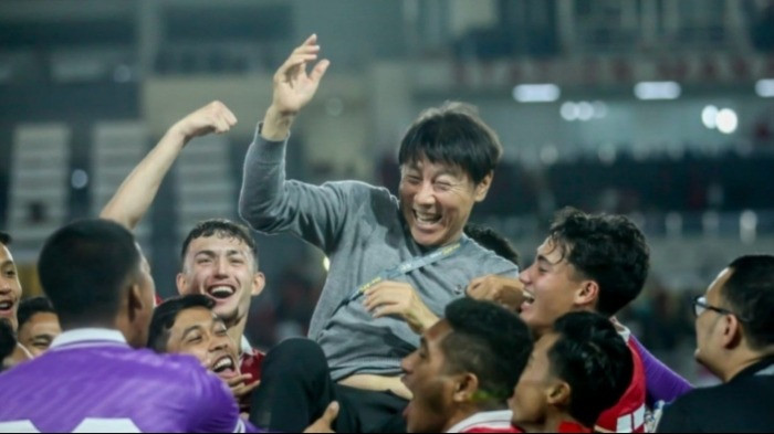 Pelatih Shin Tae-yong dan penggawa Timnas Indonesia selebrasi bersama