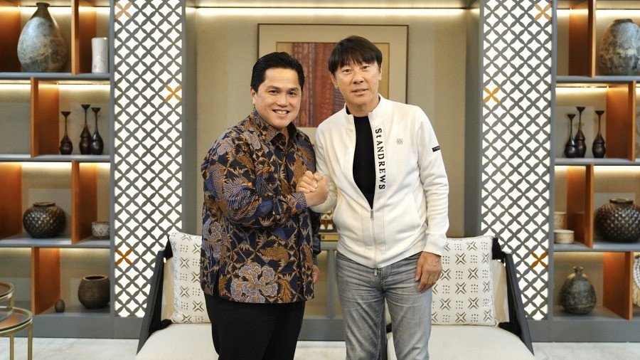 Erick Thohir bersalaman dengan pelatih Timnas Indonesia, Shin Tae-yong