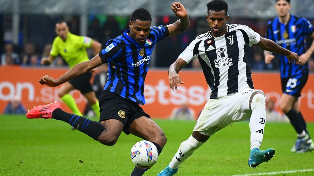 Bek Inter Milan Denzel Dumfries ketika mencetak gol ke gawang Juventus