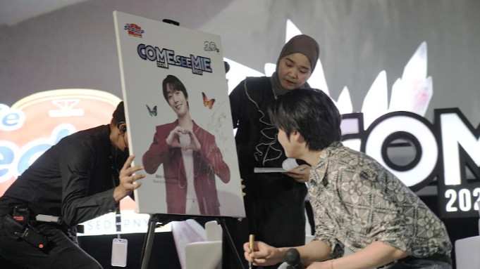 Momen signature simbolis oleh Ahn Hyo Seop pada acara Come See Mie edisi Meet The Stars of The Ultimate Journey.