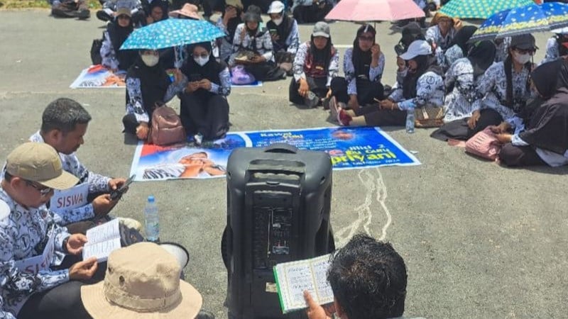 Ratusan guru PGRI membaca Surah Yasin di depan PN Andoolo, Kabupaten Konawe Selatan, untuk mendukung Supriyani yang menjalani sidang kedua pada Senin (28/10/2024).