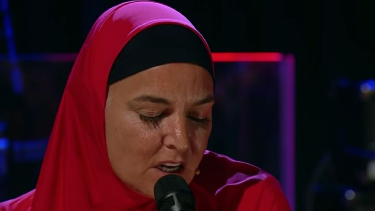 Penyanyi era 90-an, Sinead O Connor mengenakan hijab sejak mualaf