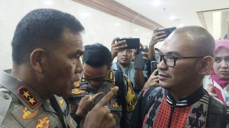 Kapolda NTT Daniel Silitonga (kiri) berbincang dengan Ipda Rudy Soik (kanan) di Kompleks Parlemen, Jakarta, Senin (28/10/2024).