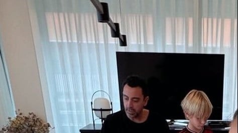 Unggah Foto sang Anak Pakai Jersey Manchester United, Xavi Kirim Kode Keras Merapat ke Setan Merah