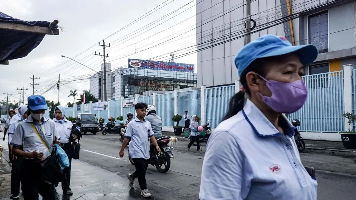 Tangis Karyawan Sritex Pecah, Wamenaker Pastikan Tak Ada PHK Usai Putusan Pailit
