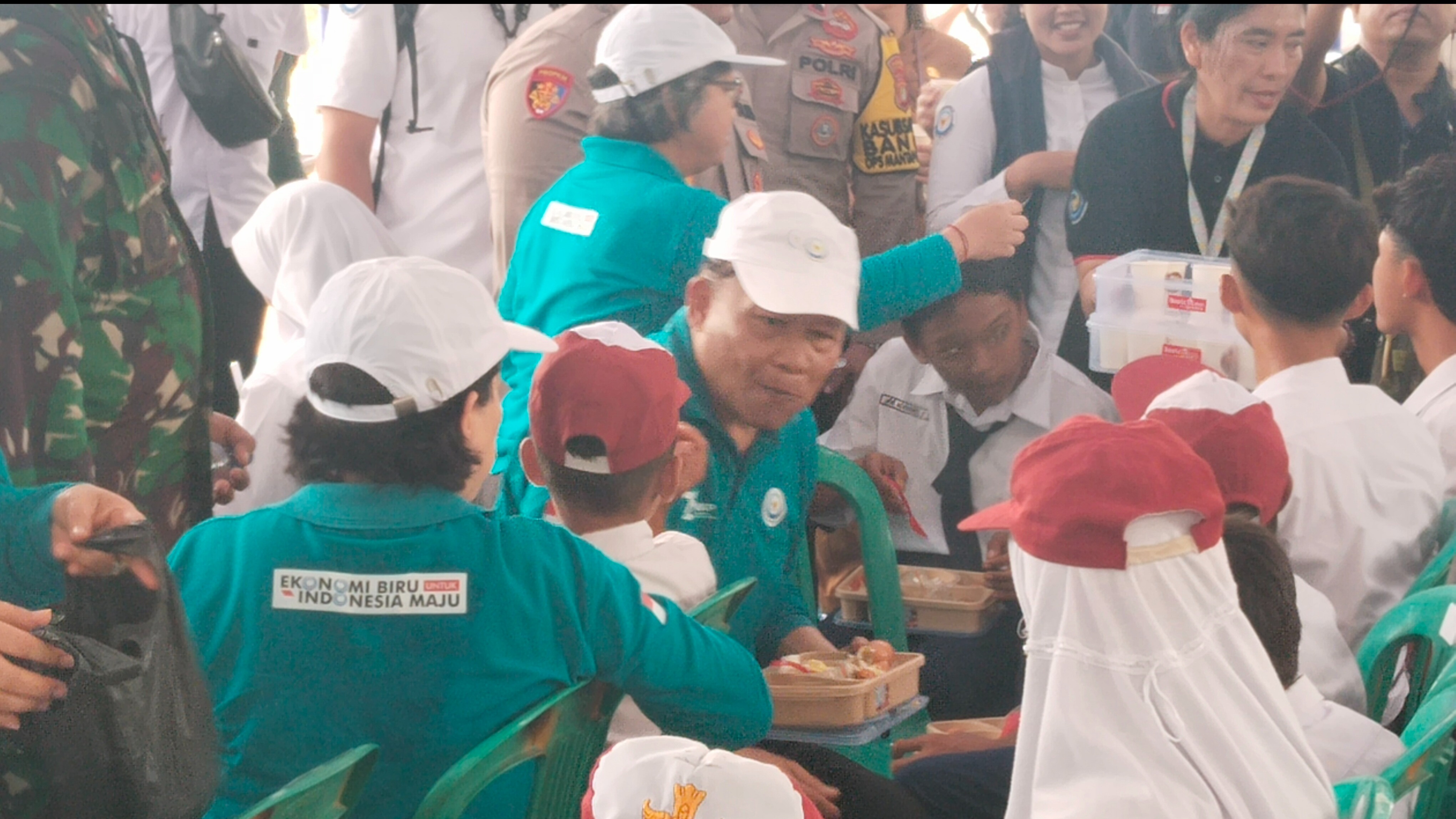 Wakil Menteri (Wamen) Kementerian Kelautan dan Perikanan, Didir Herdiawan saat Makan Bareng dengan Anak Anak Sekolah di Pulau Untung