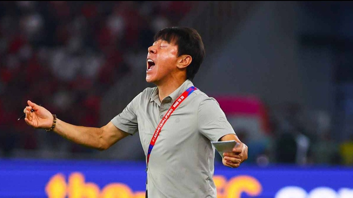 Pelatih Timnas Indonesia, Shin Tae-yong saat beri instruksi ke pemain