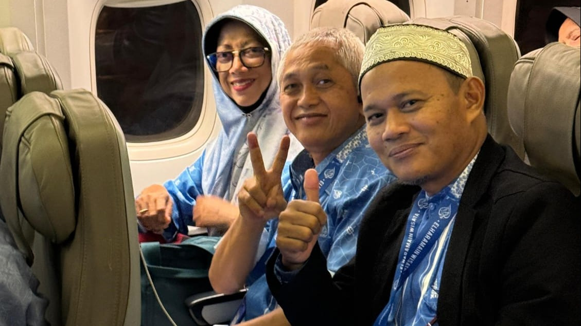 Ustaz Abdul Kadir (depan) bersama jemaah umroh plus Aqsa berpose di pesawat Saudia Airlines, Senin (28/10/2024)