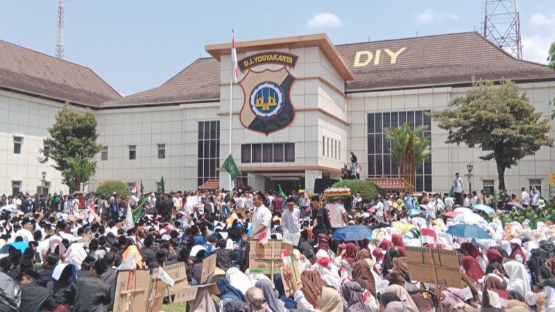 Ribuan santri dari Daerah Istimewa Yogyakarta menggeruduk Markas Polda DIY