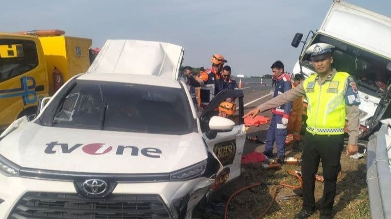 Mobil kru TVOne yang mengalami kecelakaan di KM 315 Tol Batang-Pemalang, Jawa Tengah, Kamis pagi (31/10).