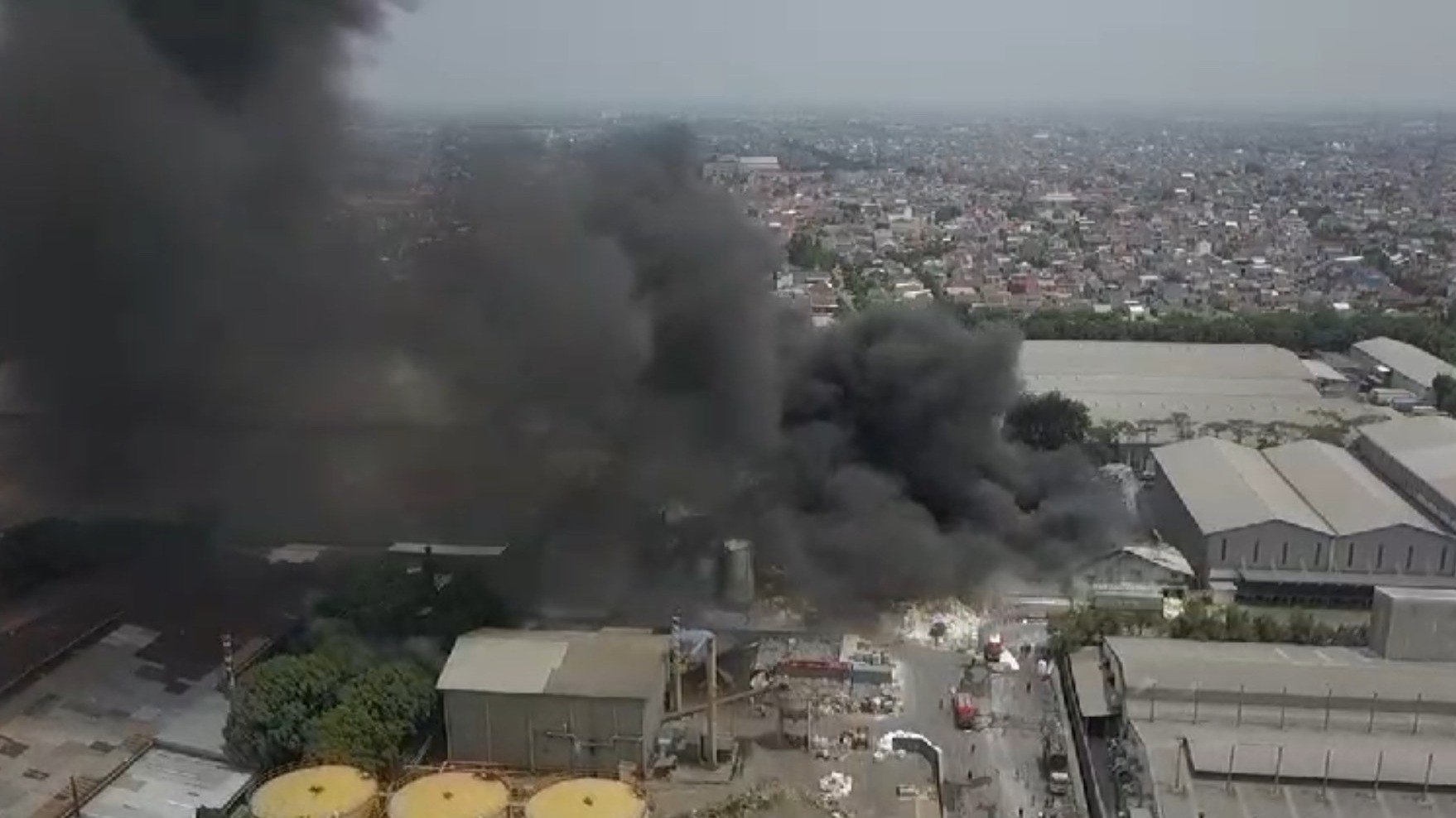 Sebanyak tiga orang tewas akibat kebakaran yang melanda PT. Jati Perkasa Nusantara di Jalan Kaliabang Tengah, Pejuang, Kota Bekasi, Jumat (1/11/2024).