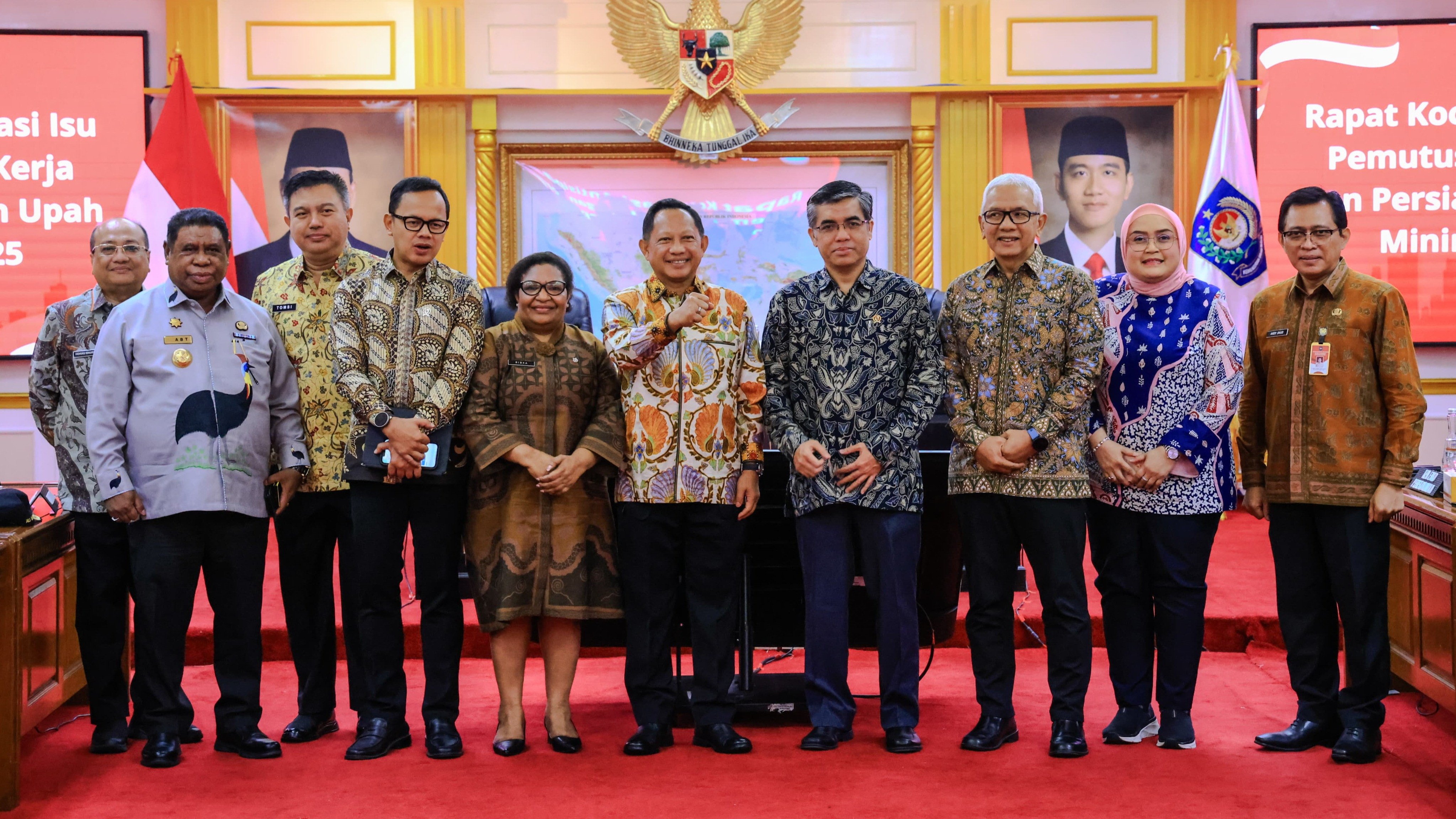 Kemnaker dan Kemendagri melaksanakan rapat koordinasi untuk membahas masalah PHK dan upah minimum tahun 2025.