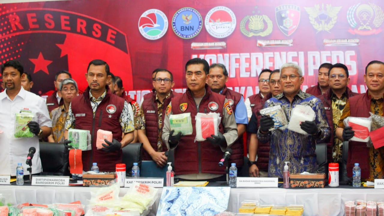 Konferensi Pers Pengungkapan Jaringan Narkoba Internasional Barang Bukti Sabu 1,07 Ton, Ganja 1,1 Ton, dan Ekstacy 357.731 Butir, di Bareskrim Polri, Jakarta Selatan, Jumat (1/11/2024)