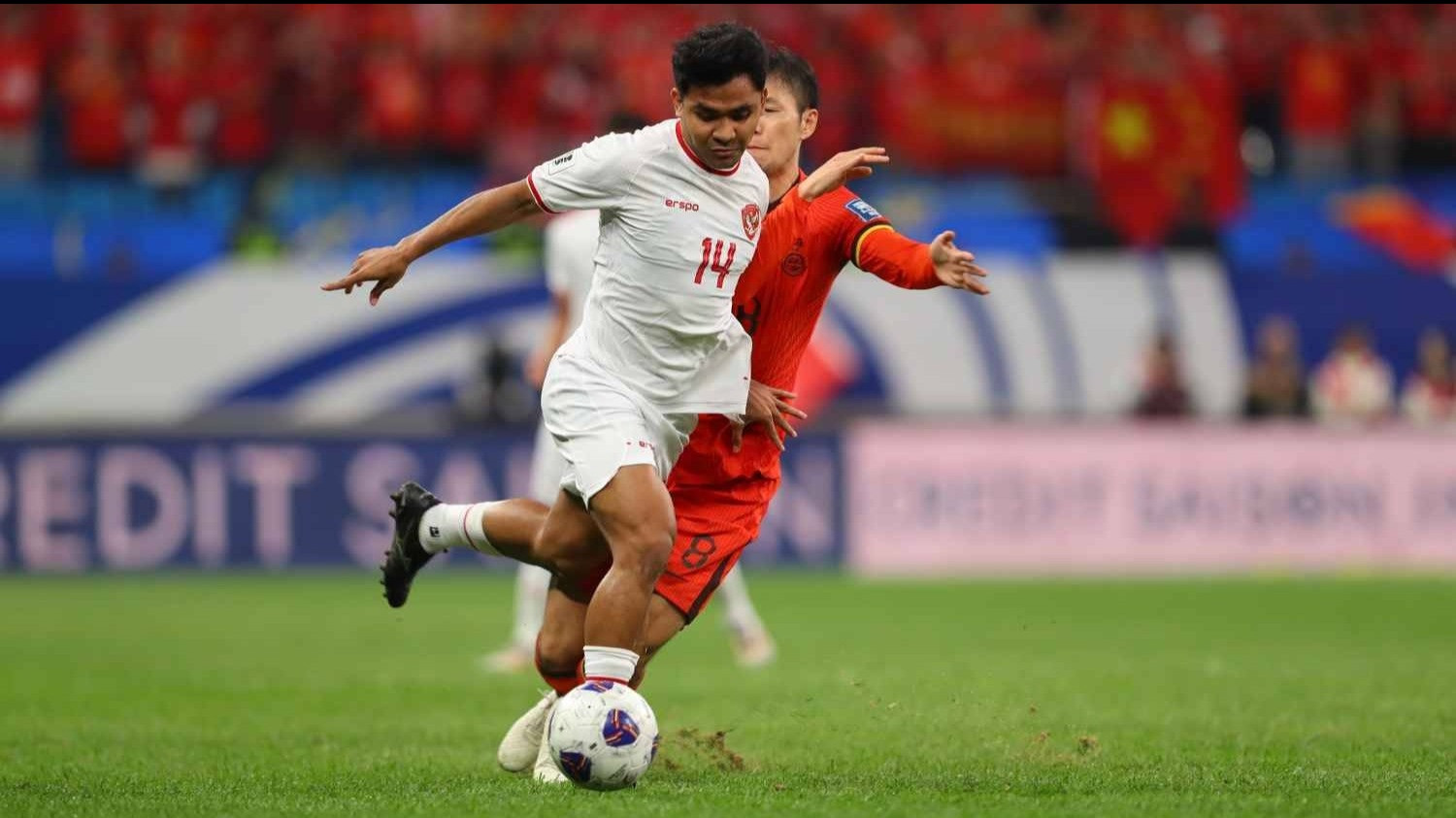 Pemain Timnas Indonesia, Asnawi Mangkualam saat duel dengan penggawa China