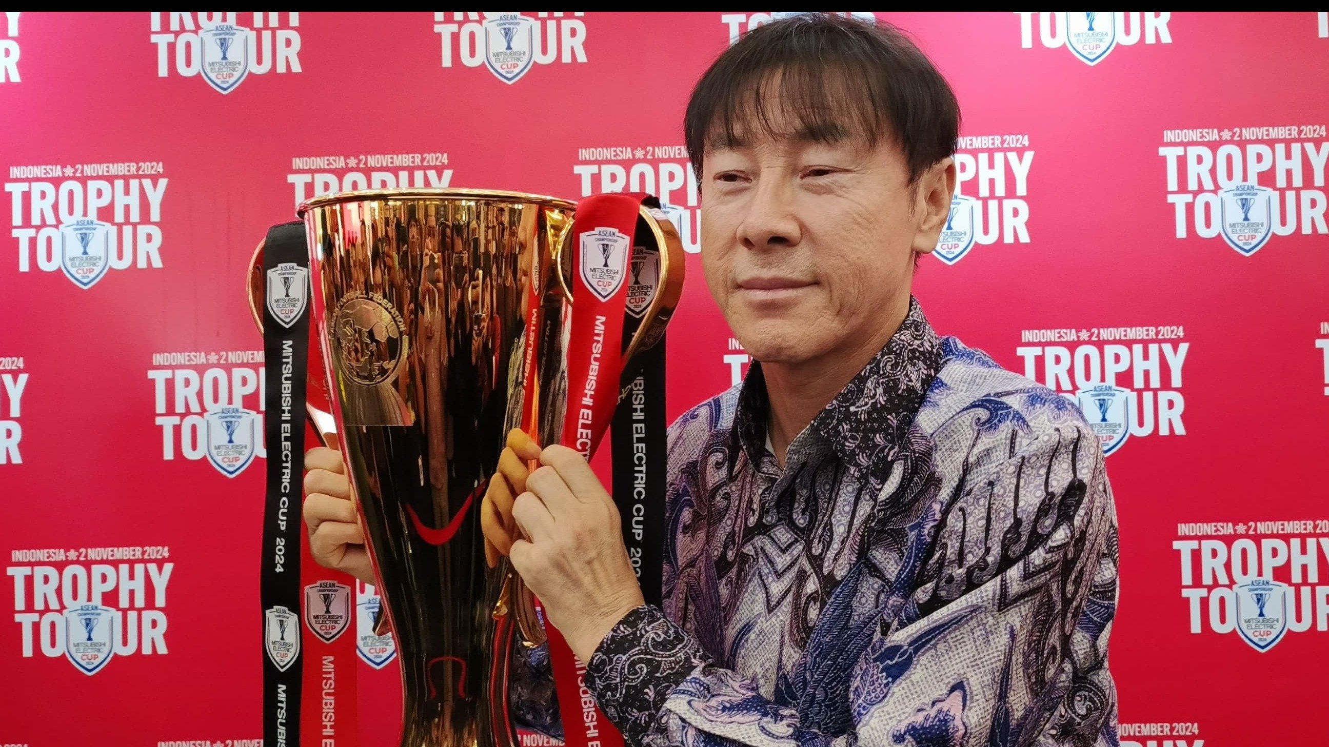 Pelatih Timnas Indonesia, Shin Tae-yong Peluk Erat Trofi Piala AFF 2024