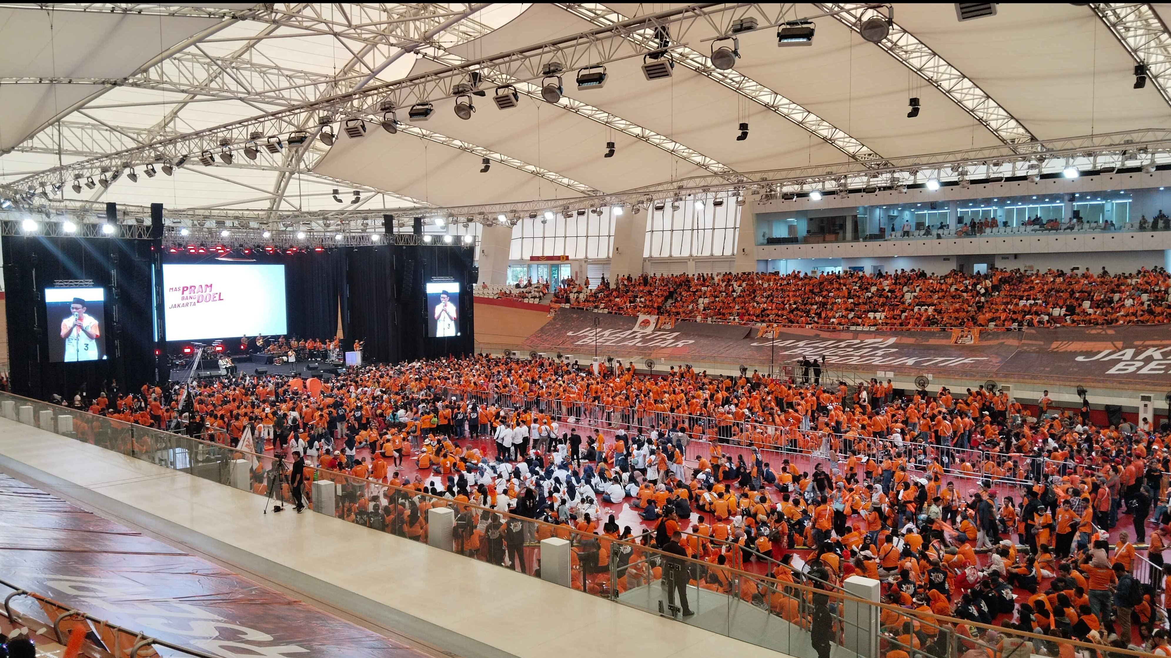 Suasana Kampanye Akbar Pramono-Rano Karno di Jakarta International Velodrome, Rawamangun, Jakarta Timur, Minggu (3/11).