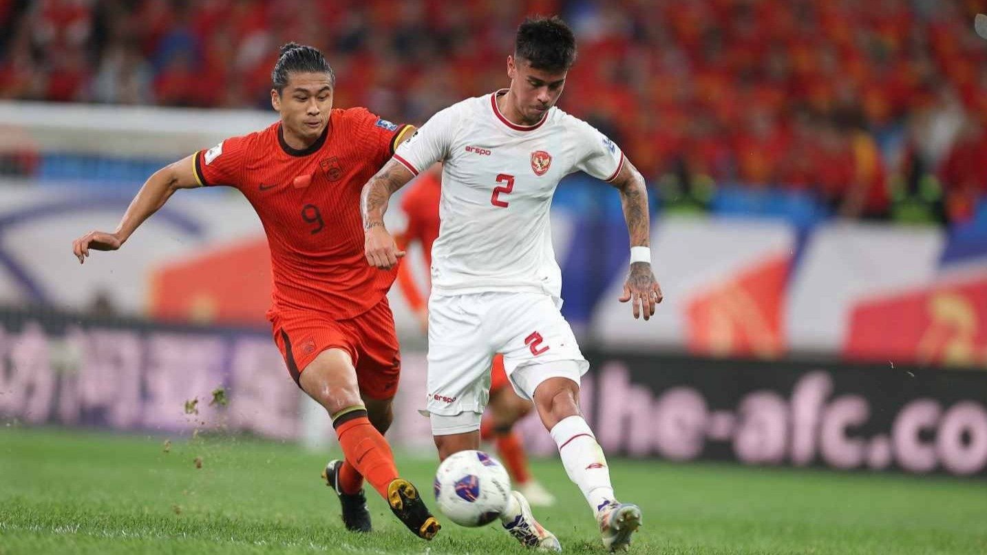 Bek Timnas Indonesia, Mees Hilgers saat melawan China.