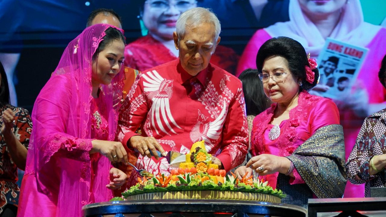 Launching Buku “Sangsaka Melilit Perut Megawati”, sekaligus merayakan ulang tahun Guntur Soekarnoputra yang ke 80 di Puri Agung Sahid Jaya Hotel, Jakarta Selatan (03/11/2024).