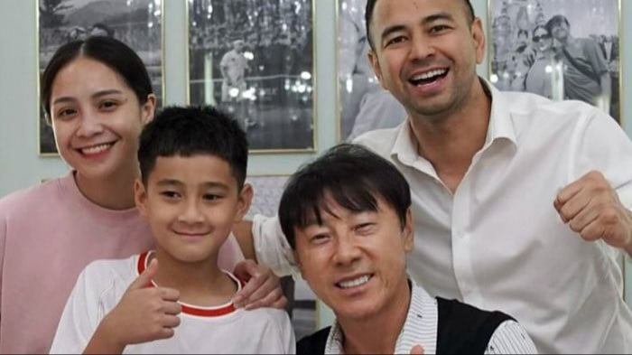 Potret Shin Tae-yong bersama keluarga Raffi Ahmad