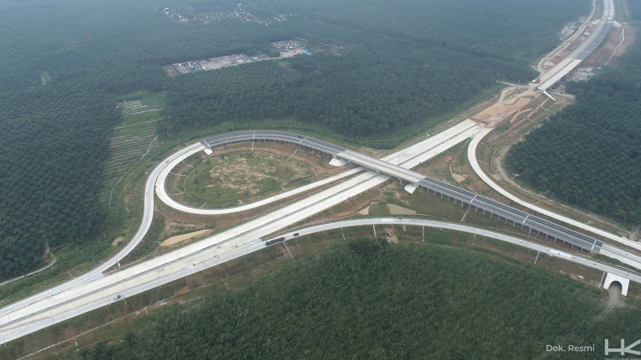 Potret Jalan Tol Trans Sumatera (JTTS) yang dikerjakan dan dikelola oleh Hutama Karya (HK).