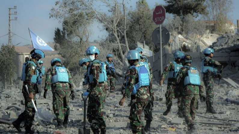 Prajurit TNI membersihkan puing bangunan akibat serangan bom militer Israel di Lebanon demi membuka jalur-jalur distribusi logistik yang tertutup reruntuhan